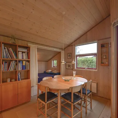 Сasa de vacaciones Three-bedroom Holiday In *